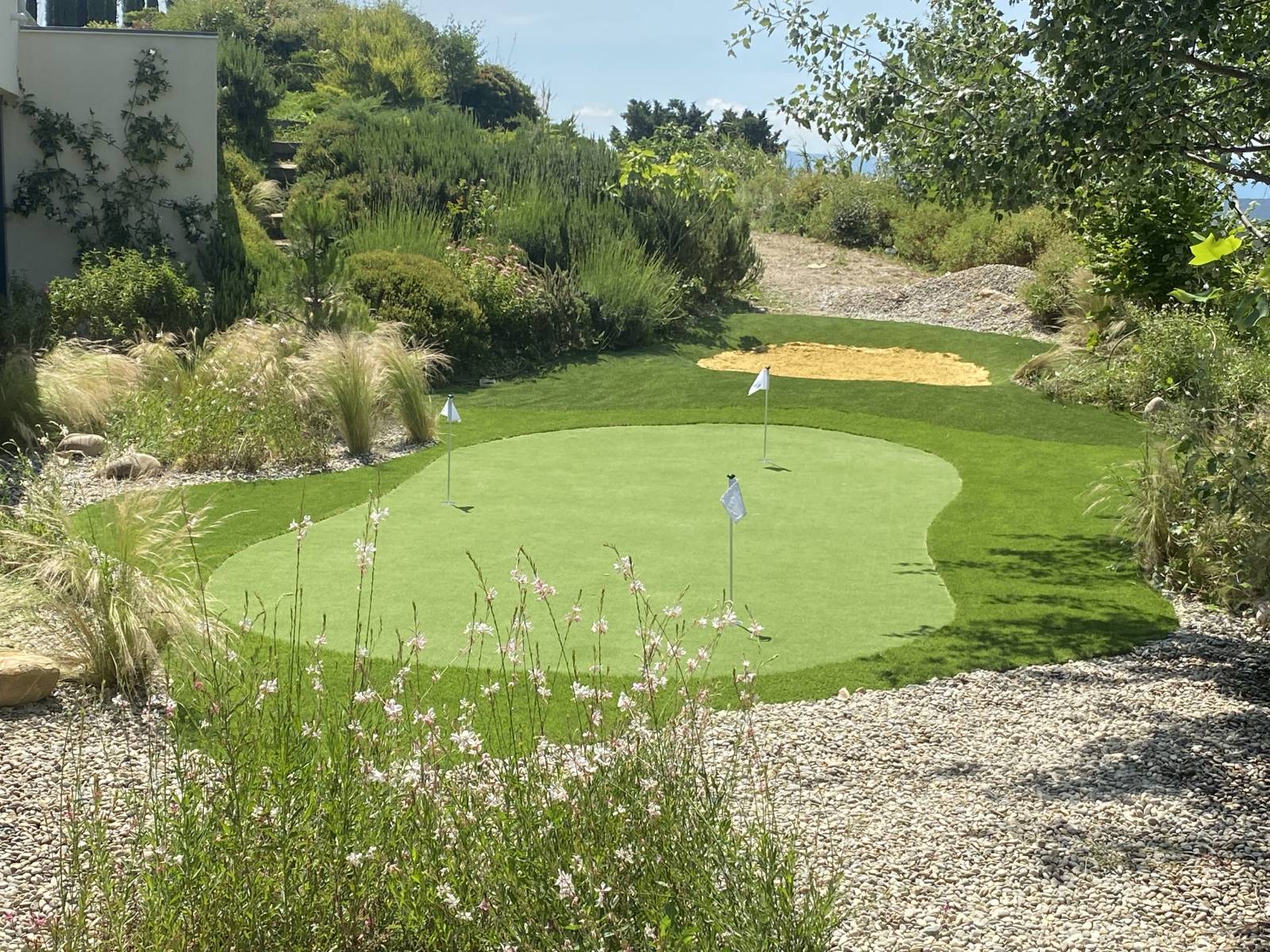 poseur de gazon synthétique pour putting green à Bouc Bel Air (entre Marseille et Aix en Provence)