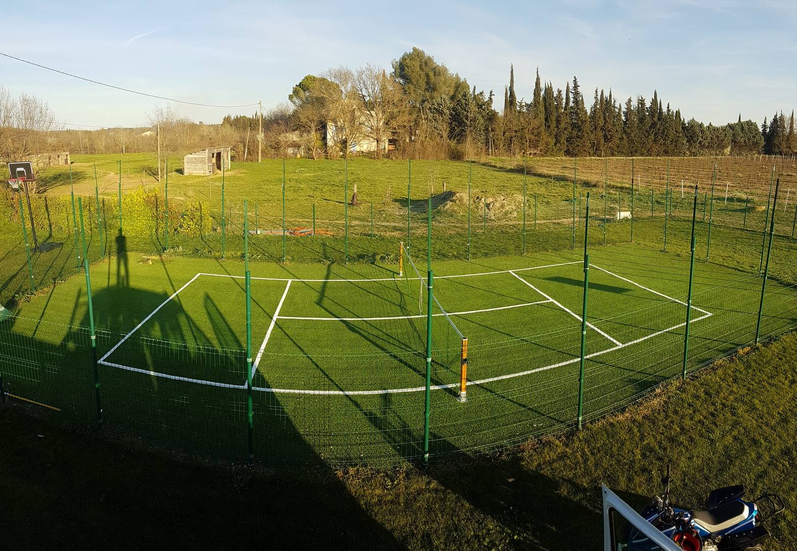 Pose de gazon synthétique pour terrain de tennis privé à Aix en Provence