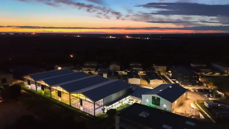 Vue aérienne des 9 terrains de padel indoor Univers Padel