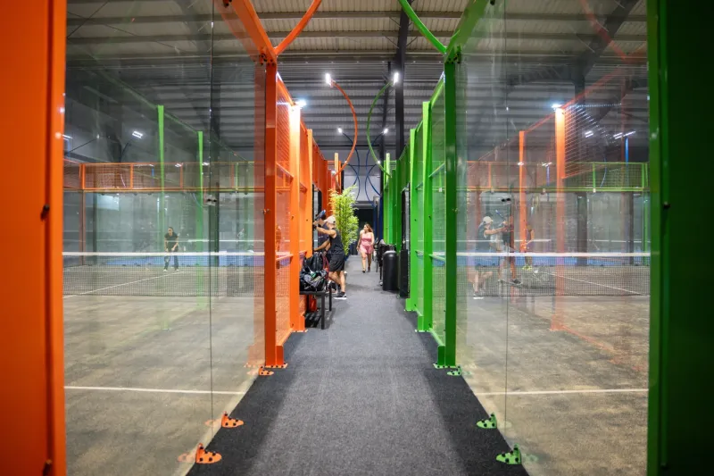 Installation de courts de padel par Univers Construction