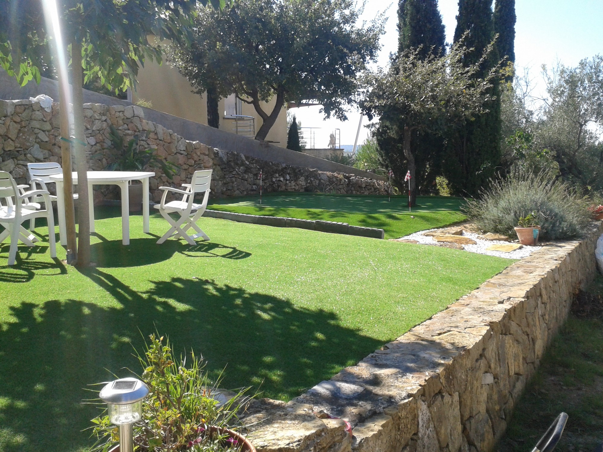 Installation d'un gazon synthétique pas cher à Toulon