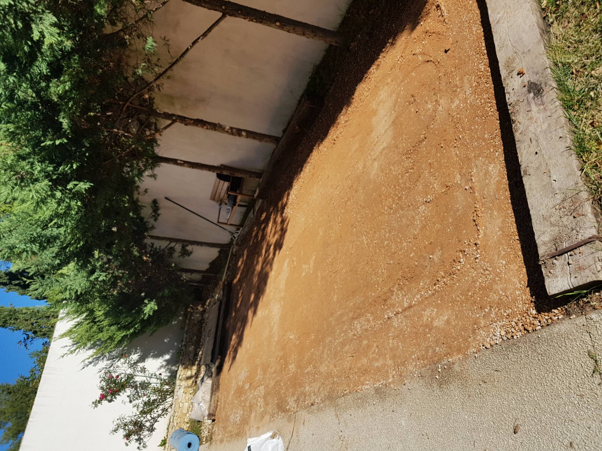 Préparation du sol pour un green synthétique