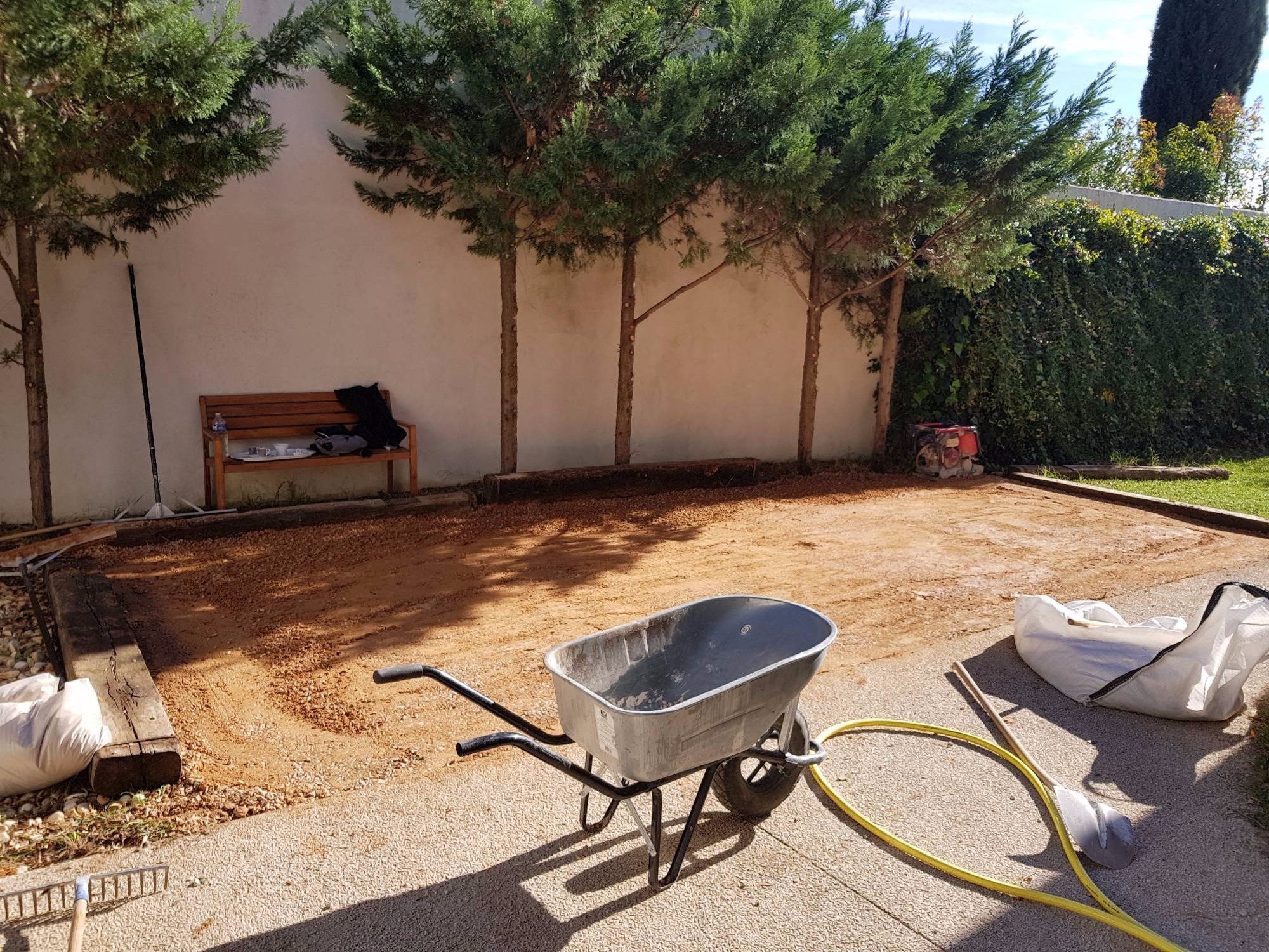 Préparation du sol gazon synthétique