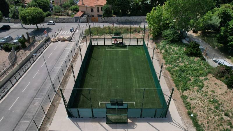 Pose d’un terrain multisports à Marseille 