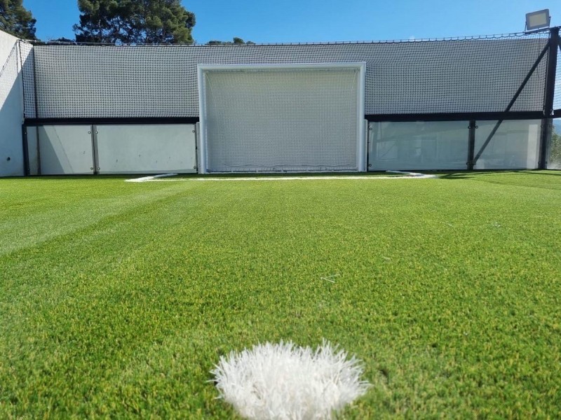 Pelouse synthétique d'un terrain de foot à 5 près d'Aix-en-Provence