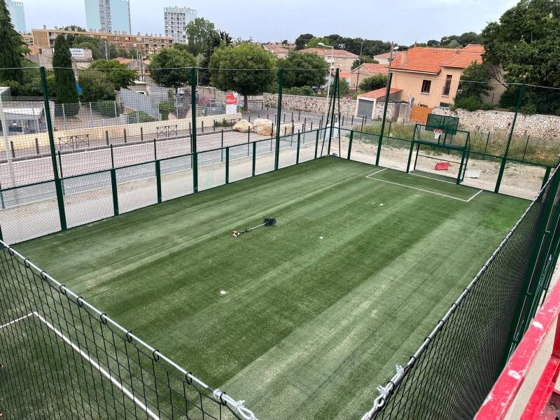 Pose de structure et gazon synthétique multisports à Marseille 