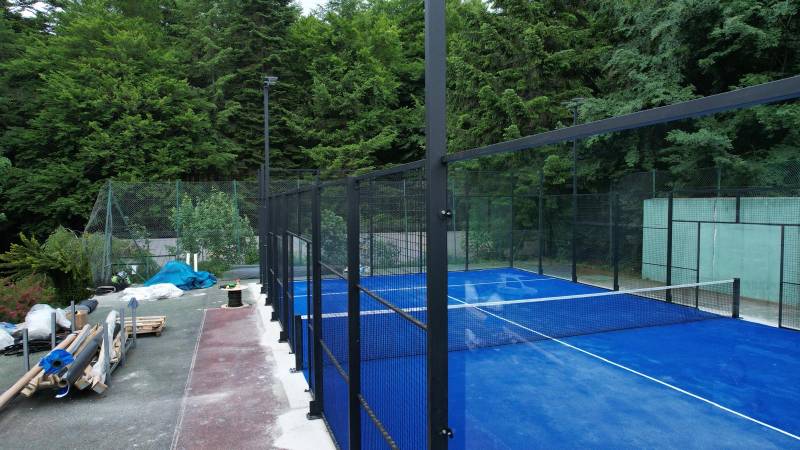 Pose d'un gazon synthétique texturisé pour padel à Valence