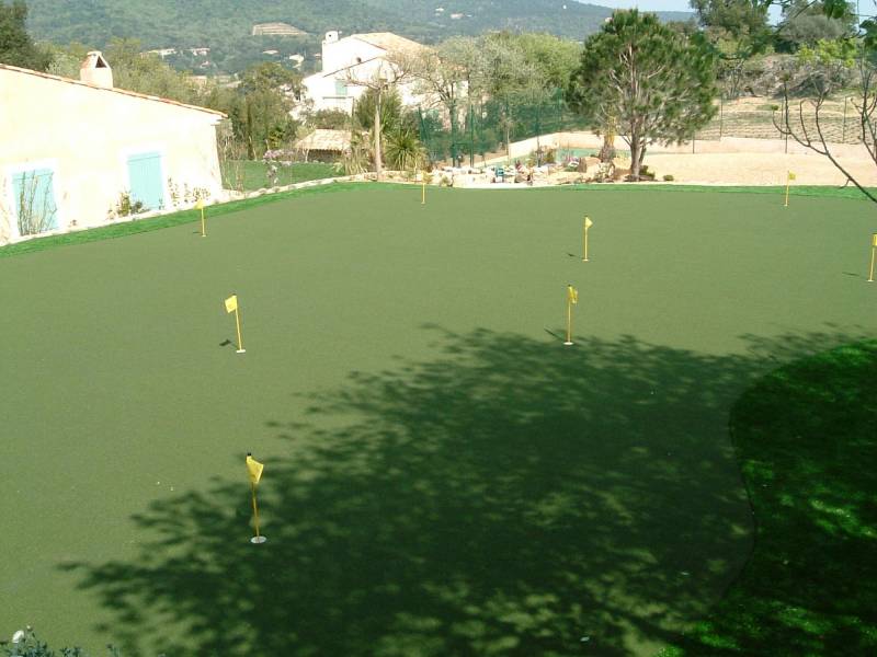 Pose d'un putting green synthétique à Sainte Maxime dans le Var