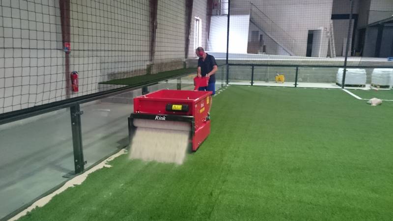 remplissage du gazon synthétique avec de la silice à Albi