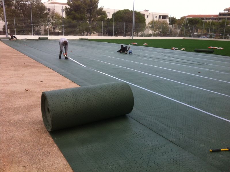 Mise en place de sous-couche pour foot synthétique