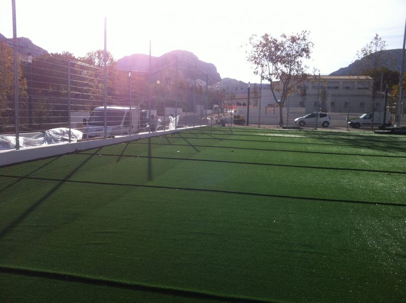 Mise en place du gazon synthétique sans remplissage pour football