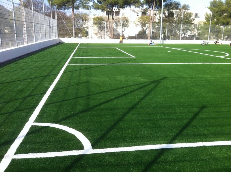 Terrain de football synthétique à Marseille
