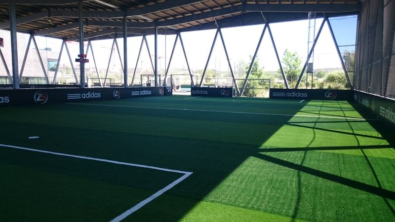 pose de gazon synthétique pour football indoor sans remplissage