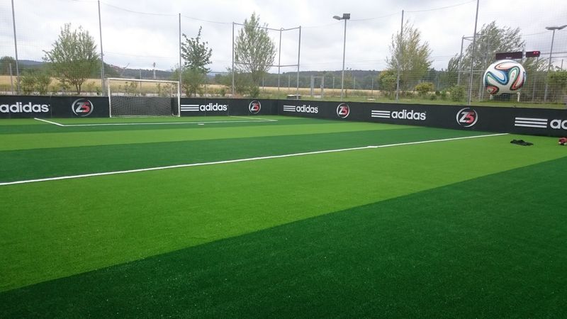 remplacement du gazon artificiel du complexe de foot indoor du Z5 à Aix en Provence