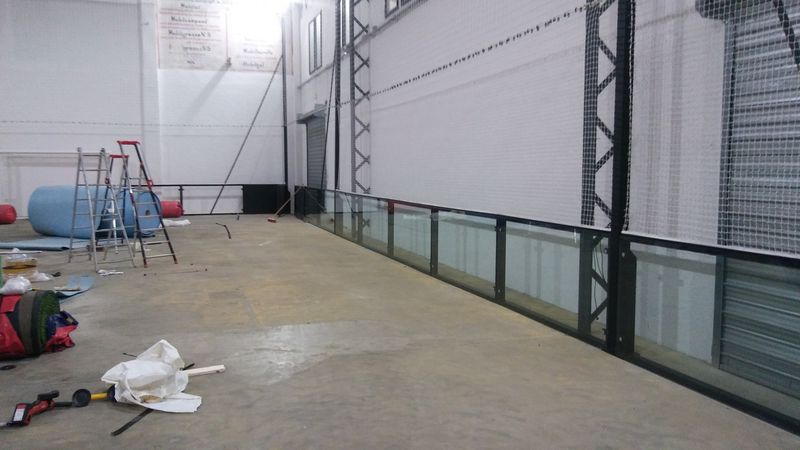 Pose de la structure foot indoor en verre trempé