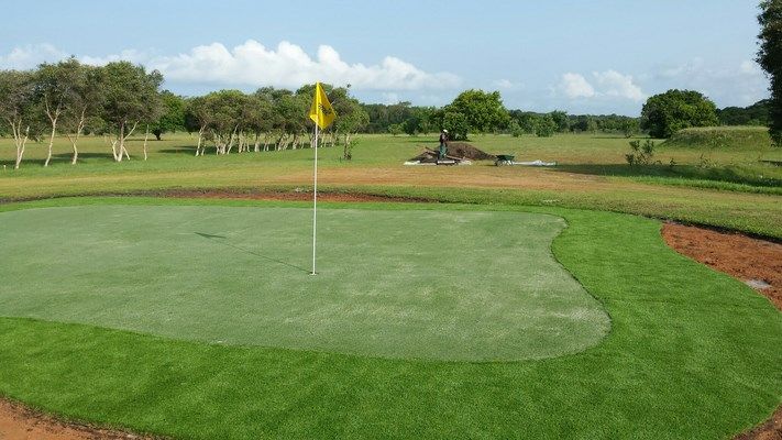 Installation de greens synthétiques sur un Golf 18 trous au Gabon