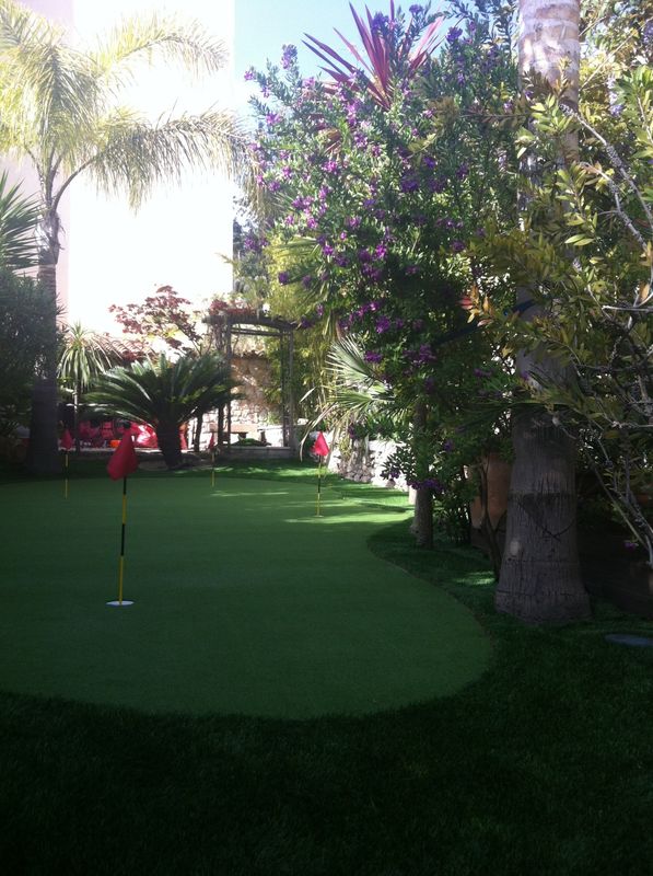 Installation de putting green synthétique à Cassis, Bouches du Rhône, 13