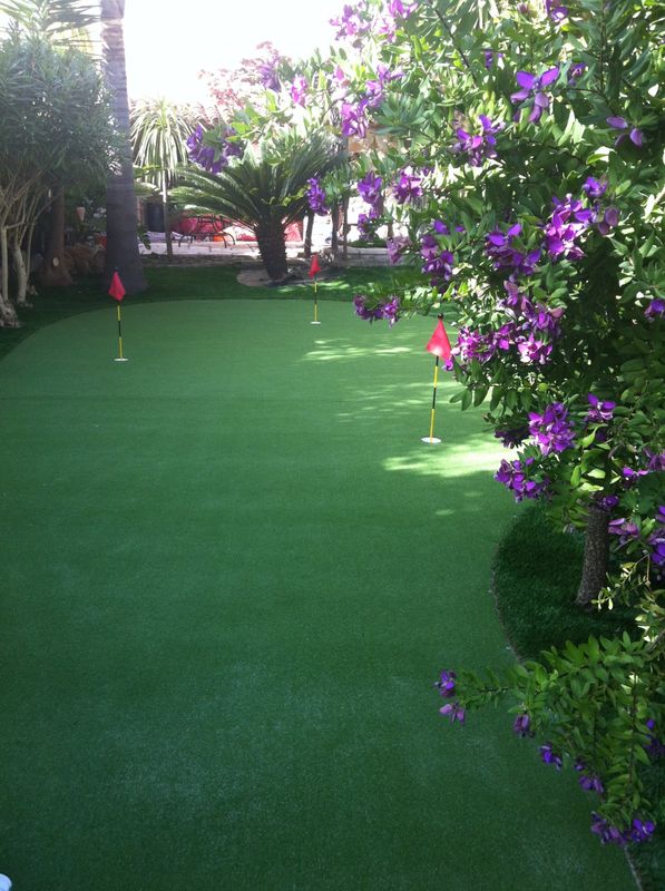 Installation de putting green synthétique à Cassis, Bouches du Rhône, 13
