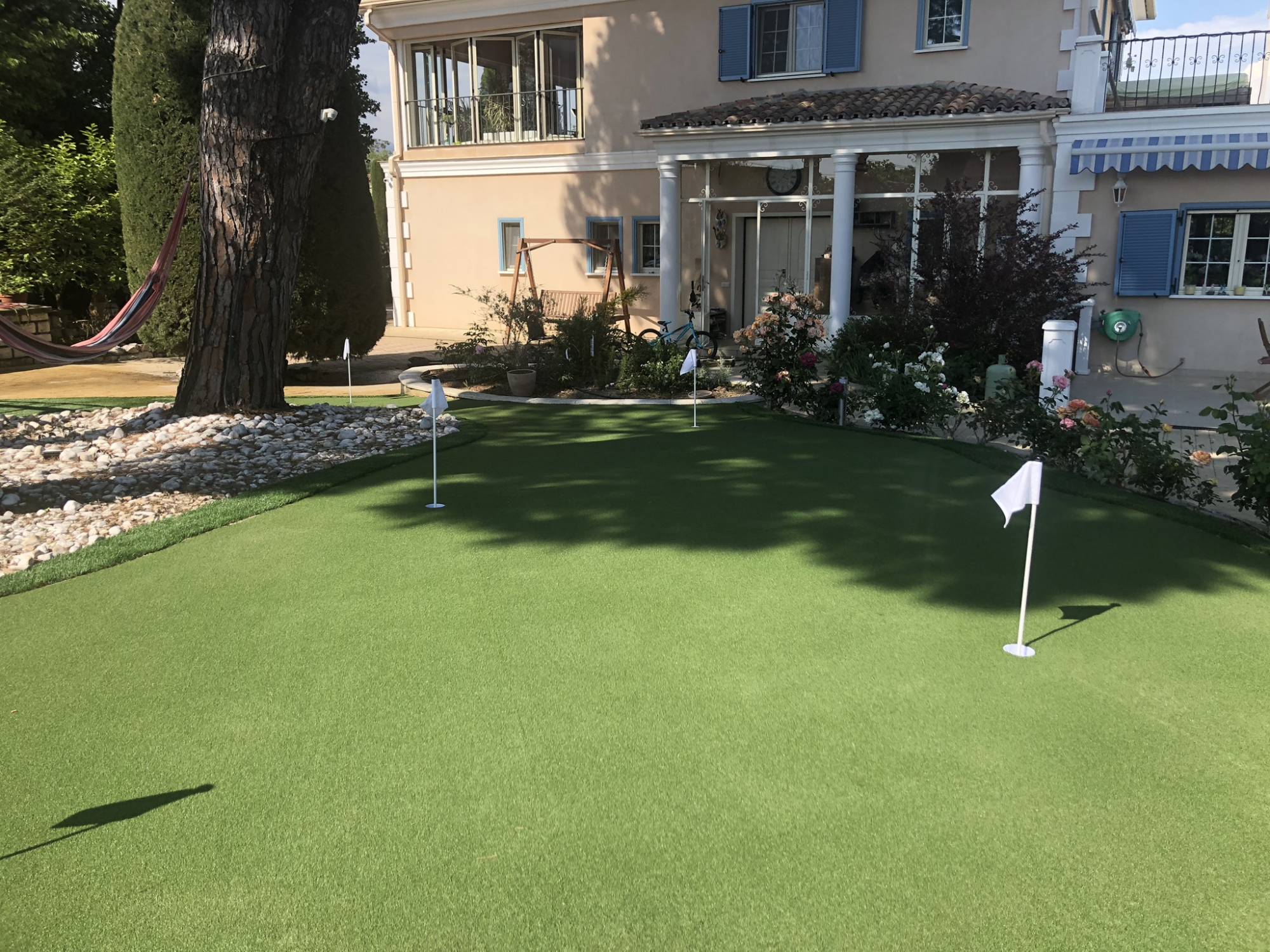 pose de pelouse synthétique