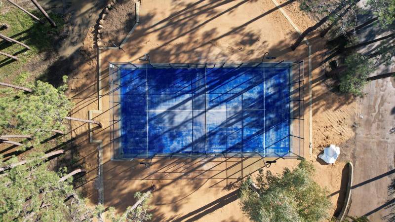 Structure et gazon synthétique pour padel en Corse