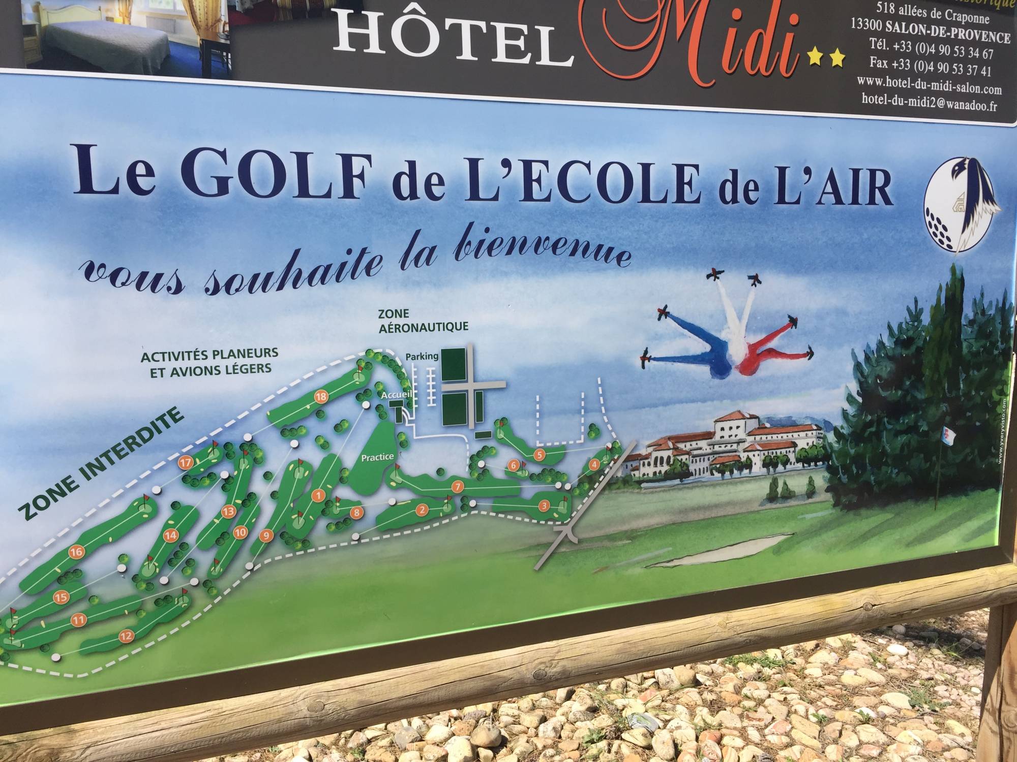 départ de golf synthétique du golf de l'école de l'air à salon de provence