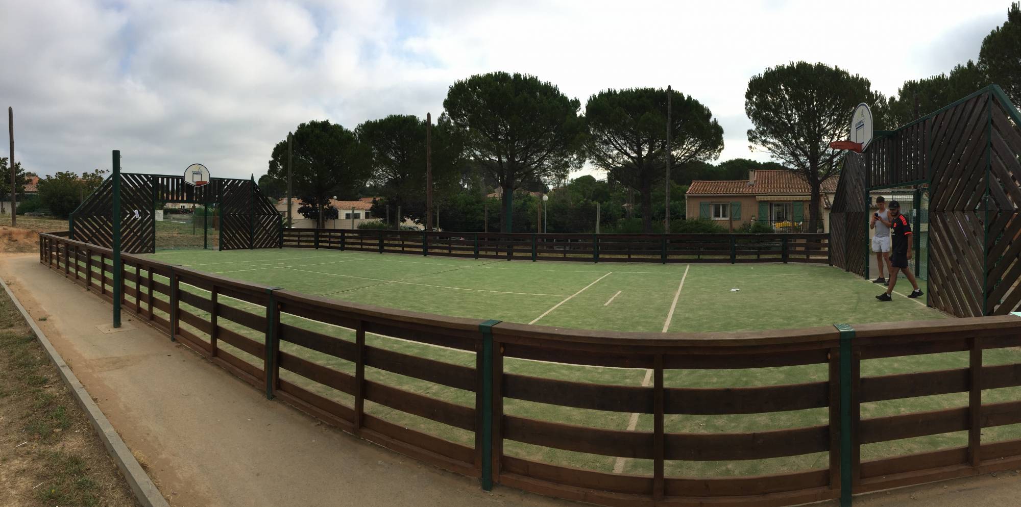 changement du gazon d'un terrain multisport