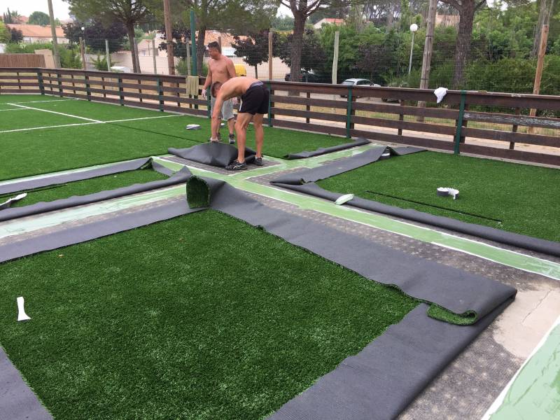 installation de gazon synthétique pour terrain multisports