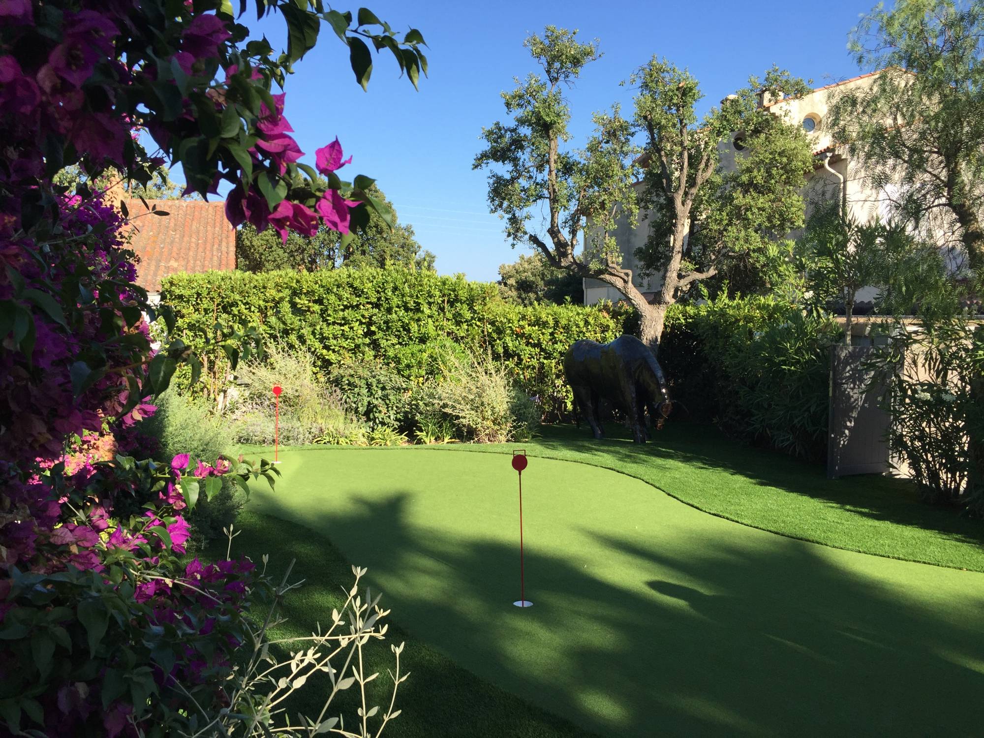 pose d'un green de golf synthétique dans le Var, 83