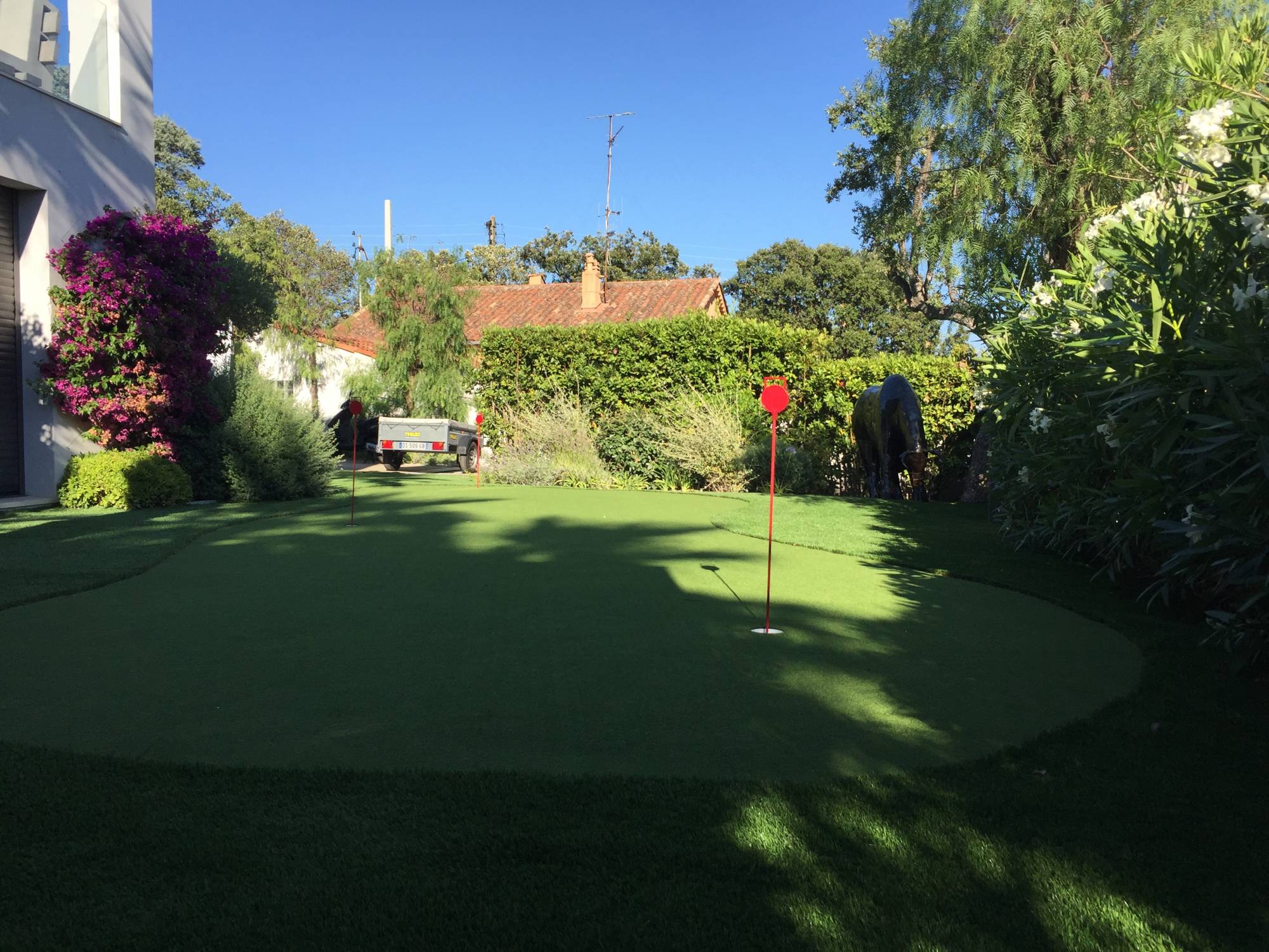 création d'un green synthétique à Sainte Maxime dans le Var, 83