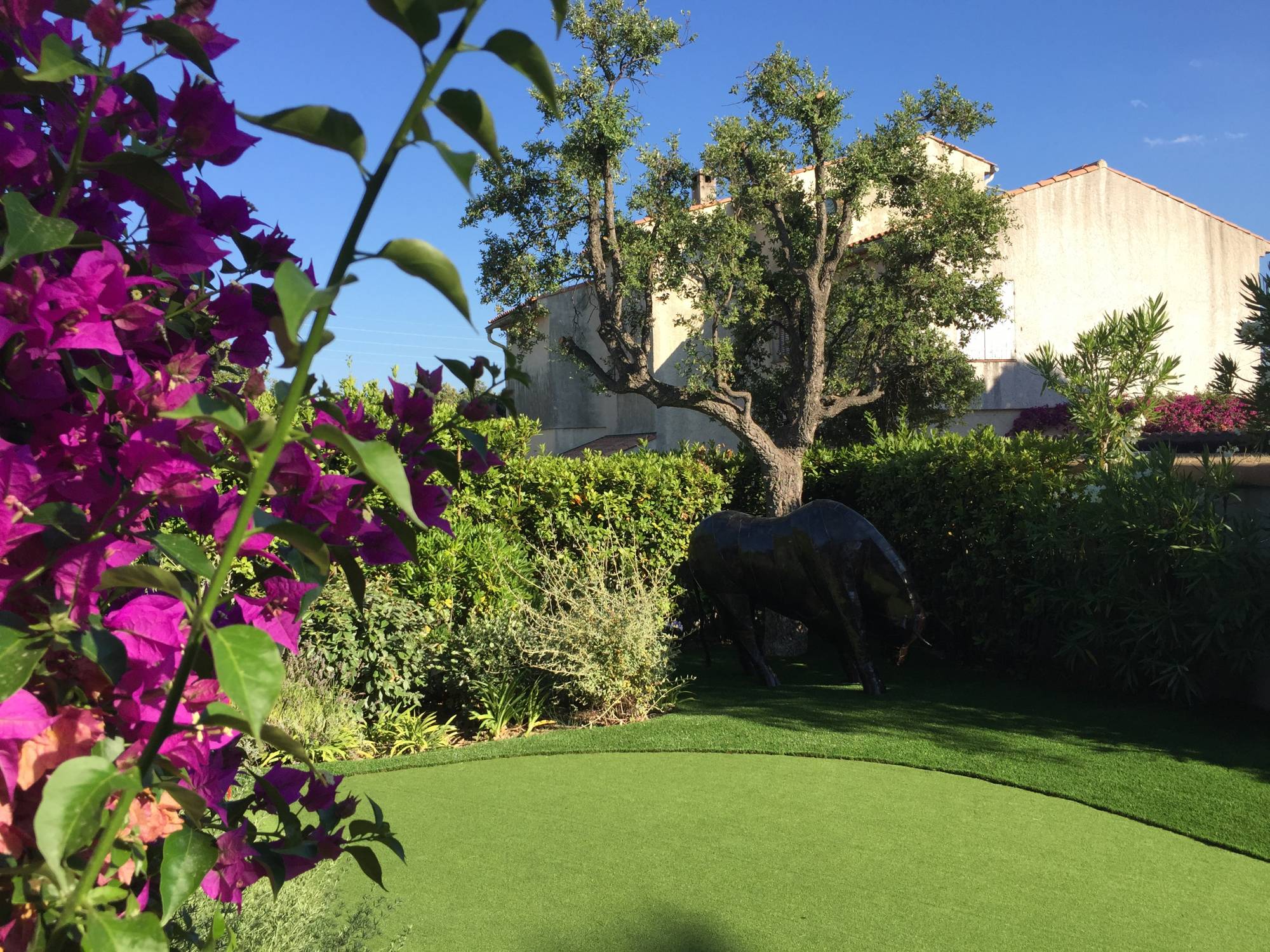 pose d'un green synthétique à Sainte Maxime dans le Var, 83