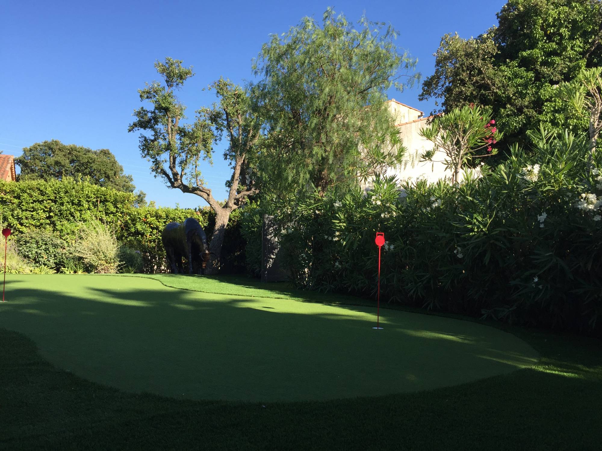 installation d'un green de golf synthétique à Sainte Maxime dans le Var, 83