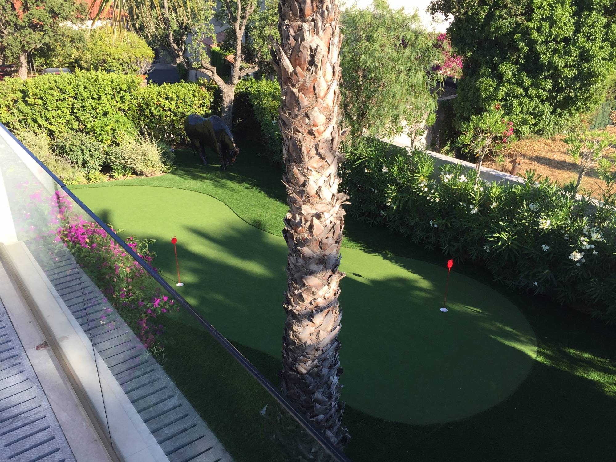 mise en place d'un green synthétique à Sainte Maxime dans le Var, 83