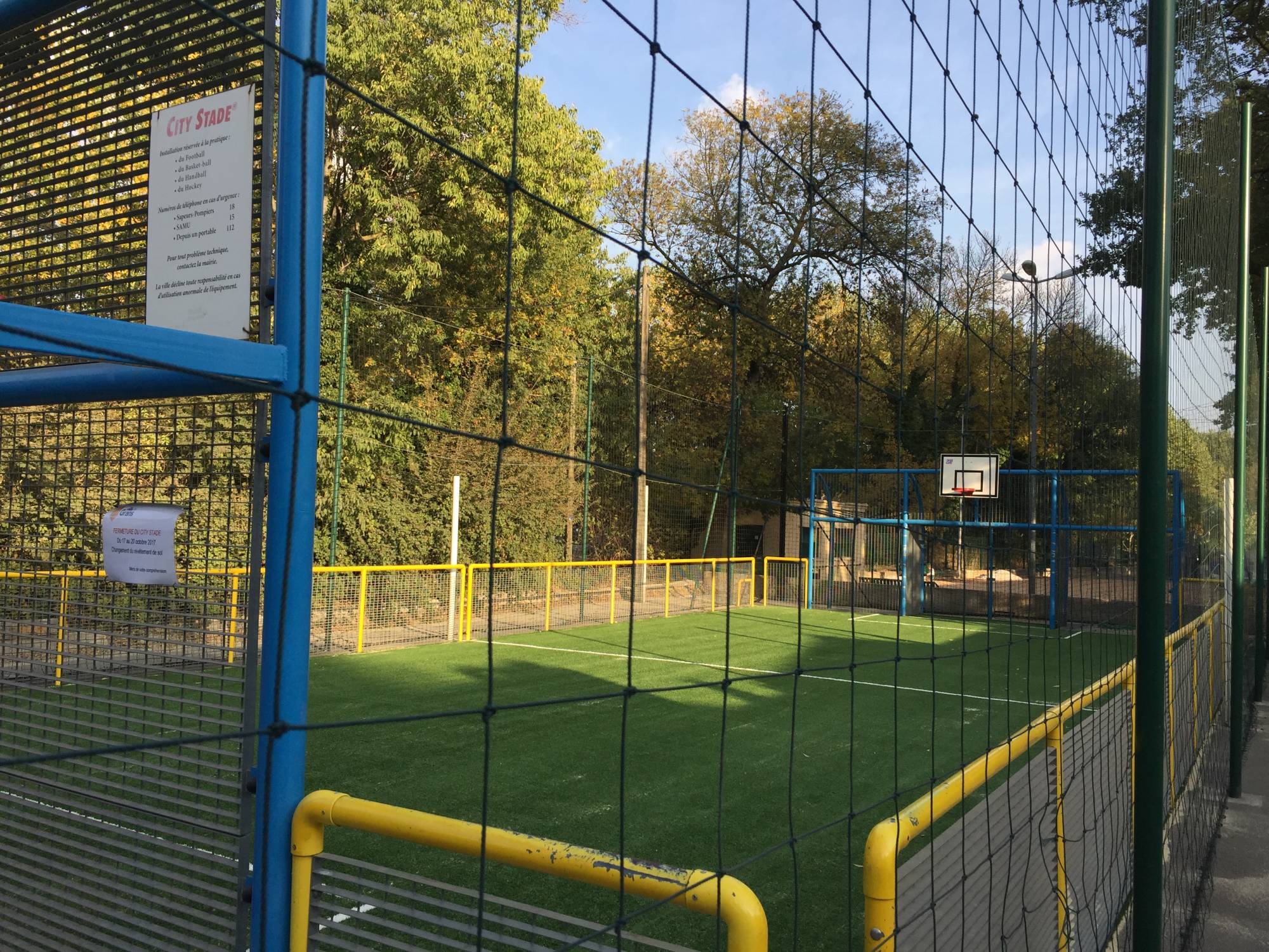 rénovation du terrain multisport de Grans dans les Bouches du Rhône, 13