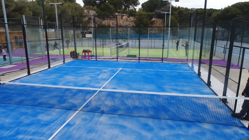 Pose d'un court de padel à Cassis
