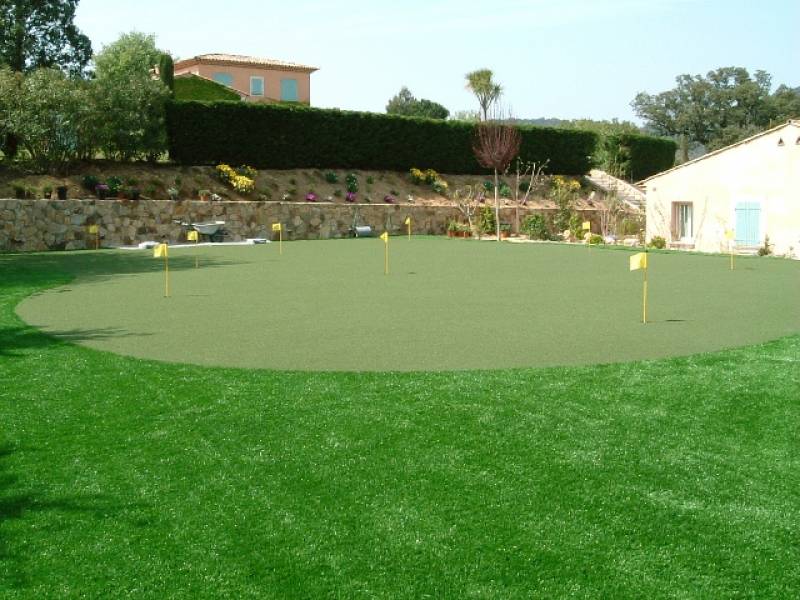 installation d'un green artificiel à Saint Tropez