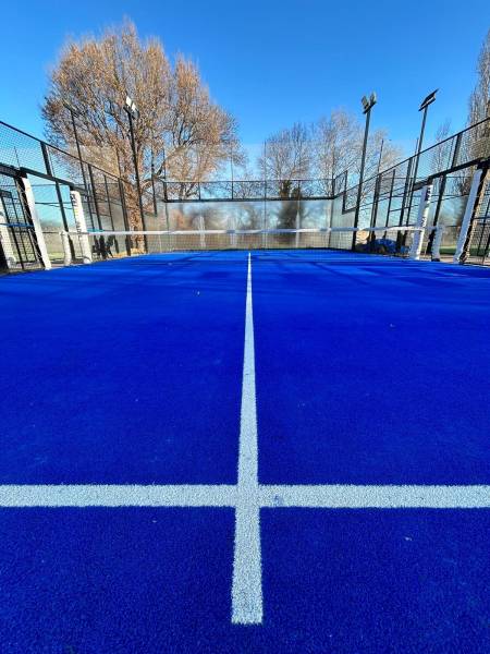 installation de gazon synthétique padel pour le complexe sportif All in Padel Sports à Bouc Bel Air